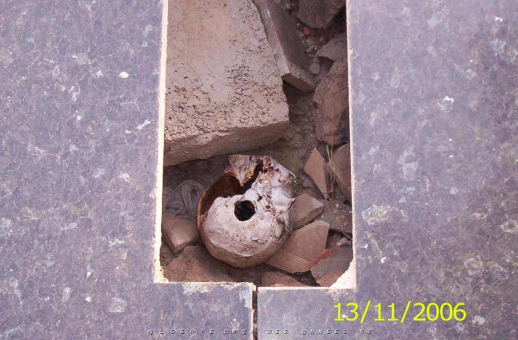 ORAN 11 2006 CIMETIERE DE TAMAZOUETH UNE TOMBE EVENTREE.JPG